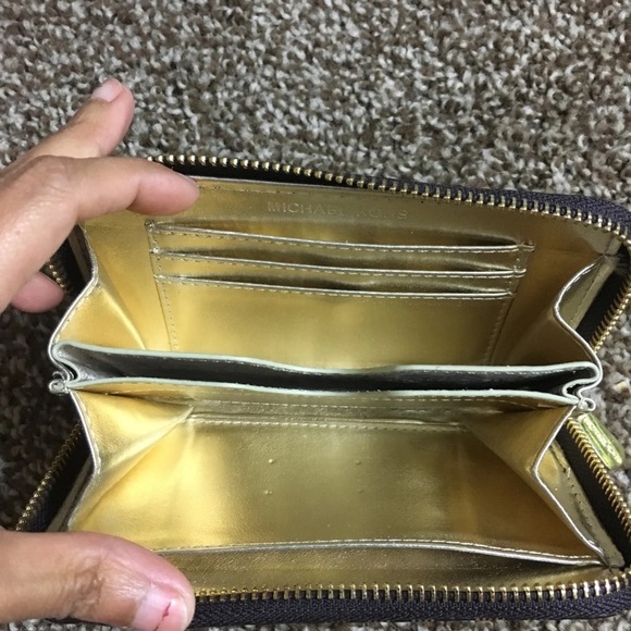 Micheal kors wristlet - Picture 3 of 4